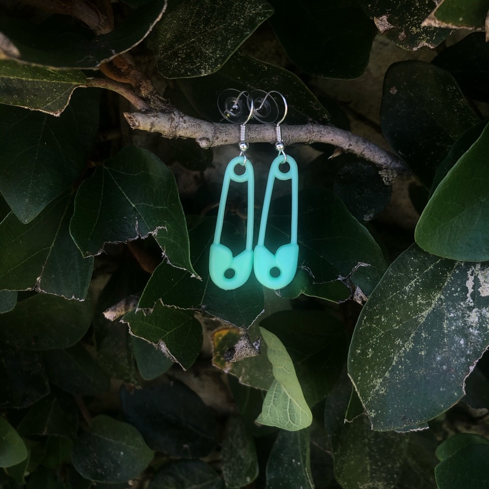 Green pin earrings 💚